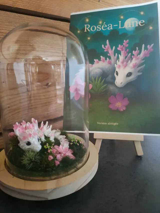 Roséa-Lune : une dragone endormie sous une cloche de songes Roséa-lune avec livret